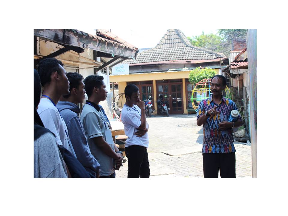 D-3 Pengenalan tentang kampung batik oleh pak Rt setempat